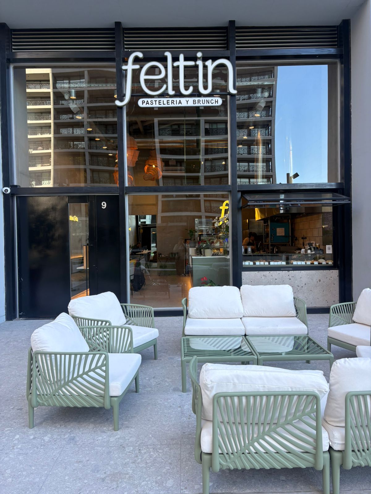 Feltin del bajo café storefront